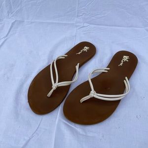 White Flip Flops : Volvo’s Size 8.5